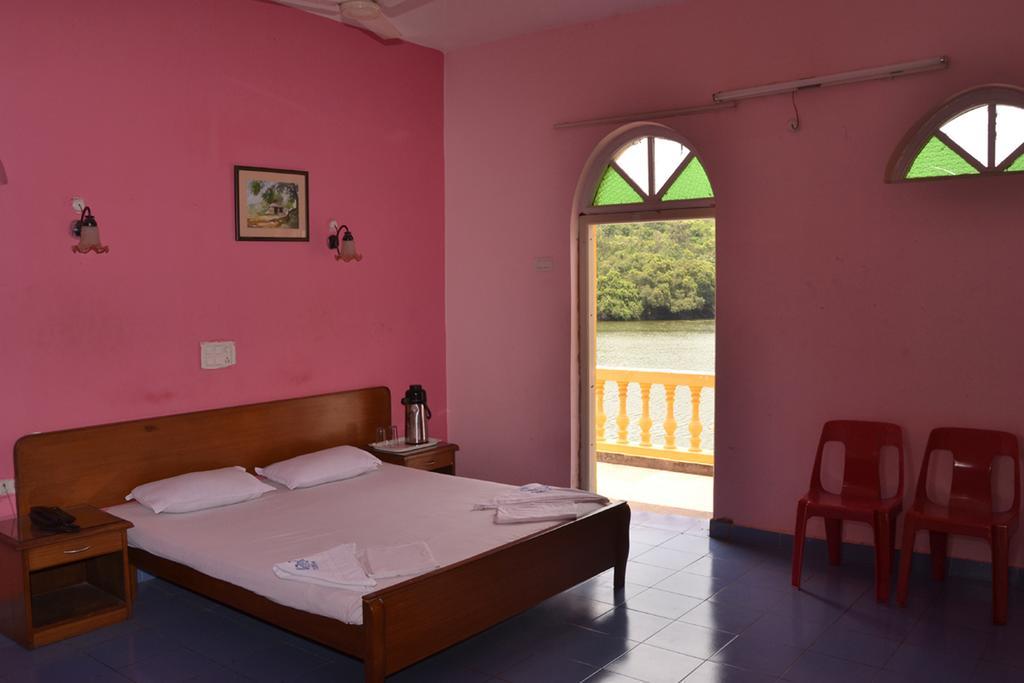 Mayem Lakeview Otel Goa Oda fotoğraf